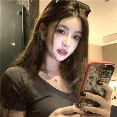 粉红转角上的男人